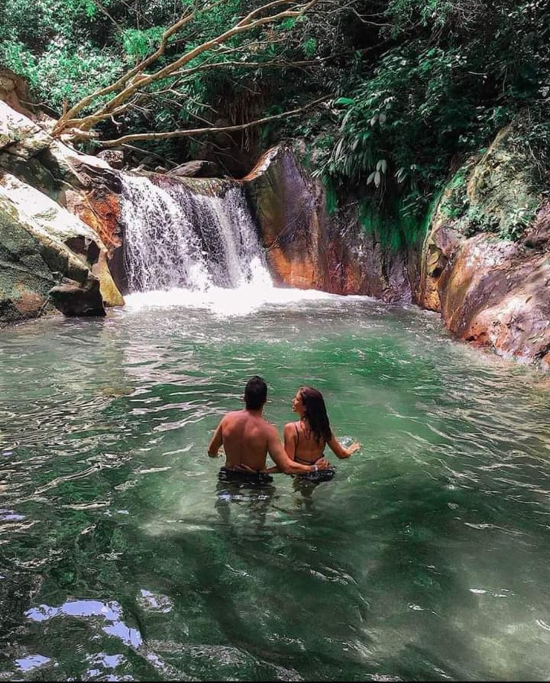 Pozos y cascada en la montaña